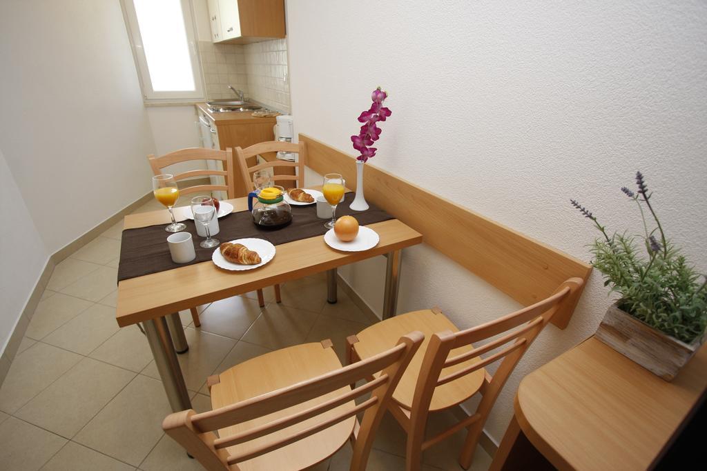 Apartments Neva Makarska Oda fotoğraf
