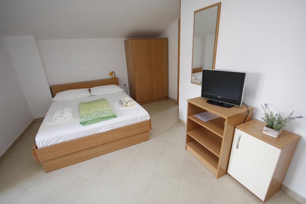 Apartments Neva Makarska Oda fotoğraf