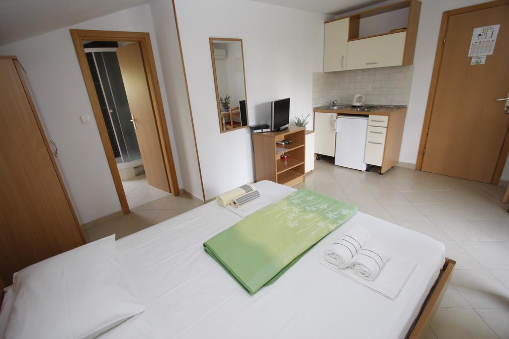 Apartments Neva Makarska Oda fotoğraf